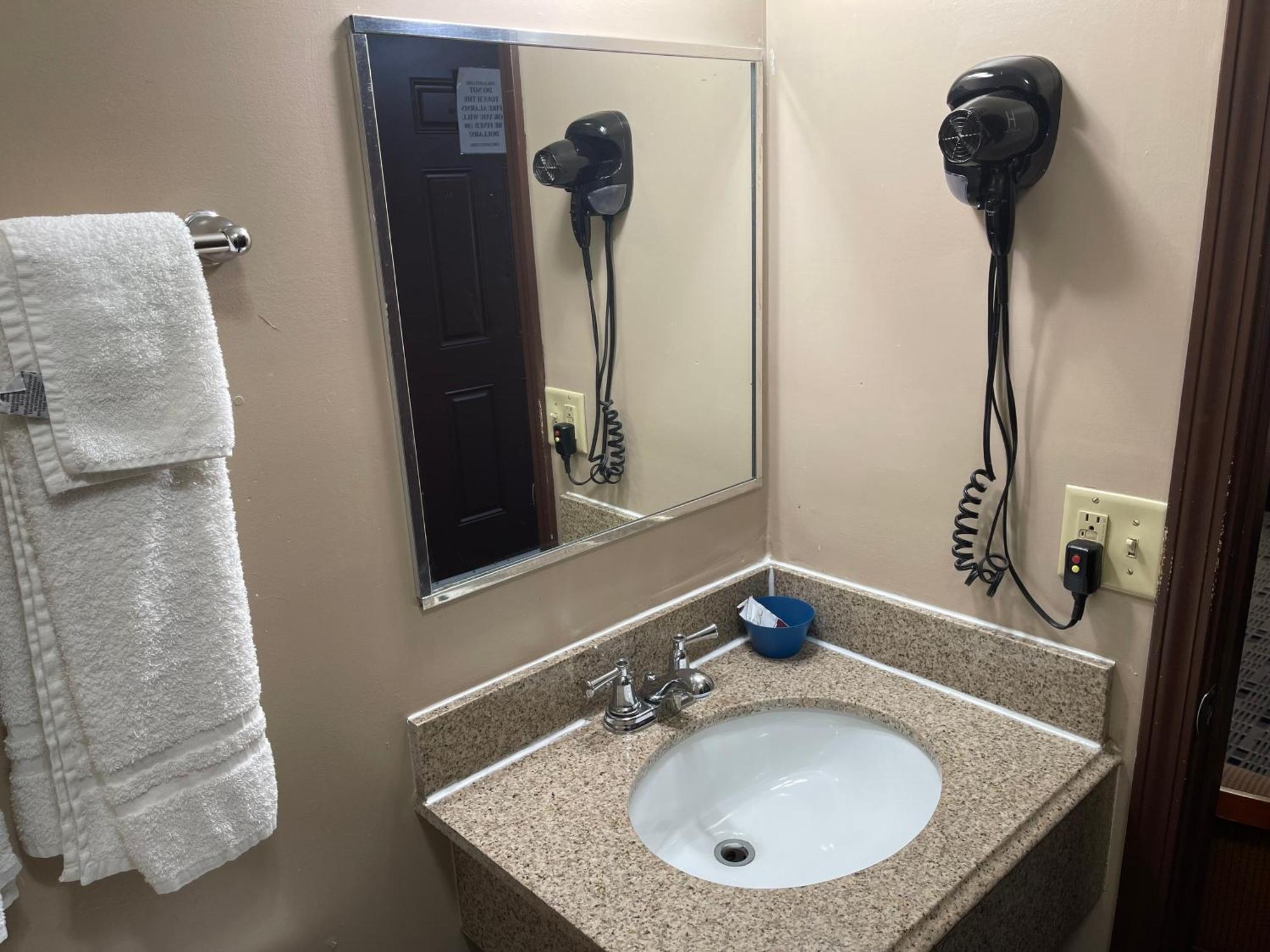 Economy Inn & Suites Ashtabula Εξωτερικό φωτογραφία